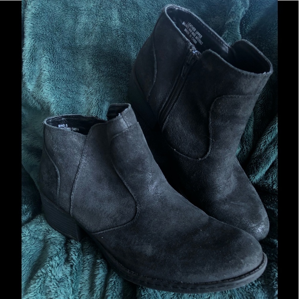 Born Black 9 M Ankle booties